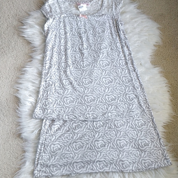 Women sleepwear gown /top - Picture 6 of 8